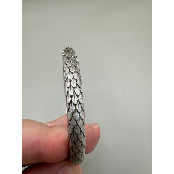 Vintage Crown Trifari Brushed Silver Tone Feathers Hinged Bracelet - Picture 9 of 12